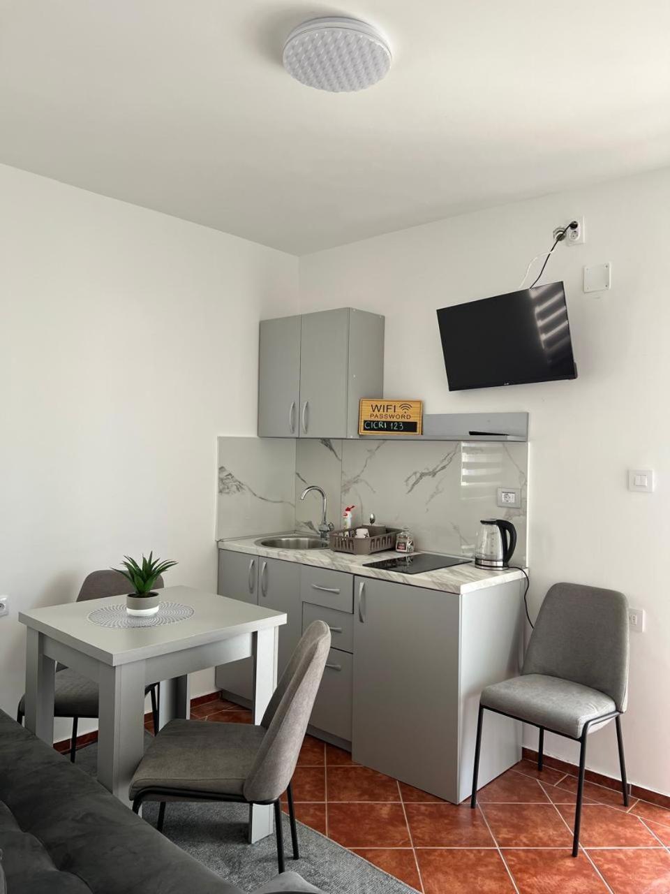 Kontiki Apartments Улцинь Екстер'єр фото